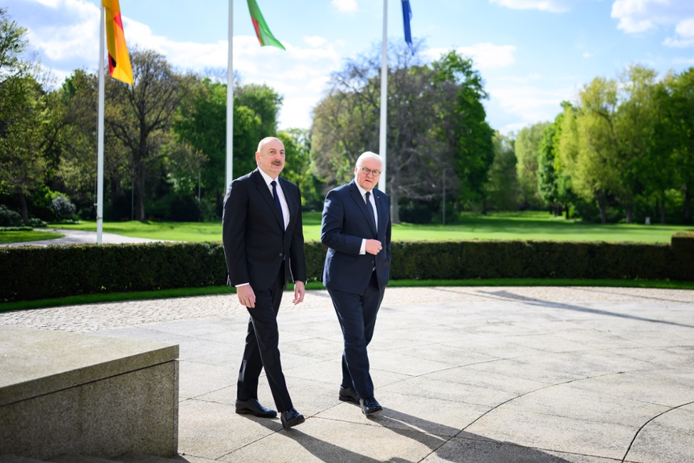 Bundespräsident Steinmeier spricht bei einem Spaziergang mit dem Präsidenten der Republik Aserbaidschan, Ilham Aliyev, vor Schloss Bellevue